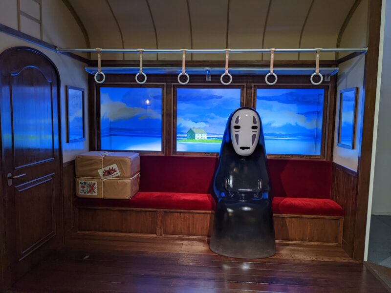 カオナシと電車正面