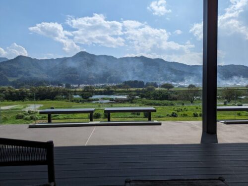 店内から九頭竜川を臨む