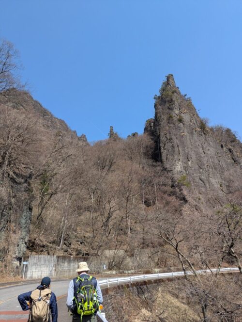 駐車場から登山口までの道路