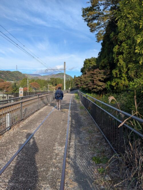 写真①廃線跡の小道