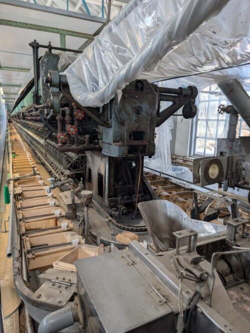 綴糸所内の機械