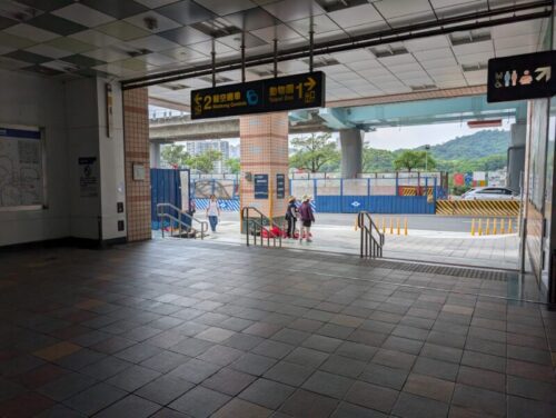 MRT動物園駅猫空出口