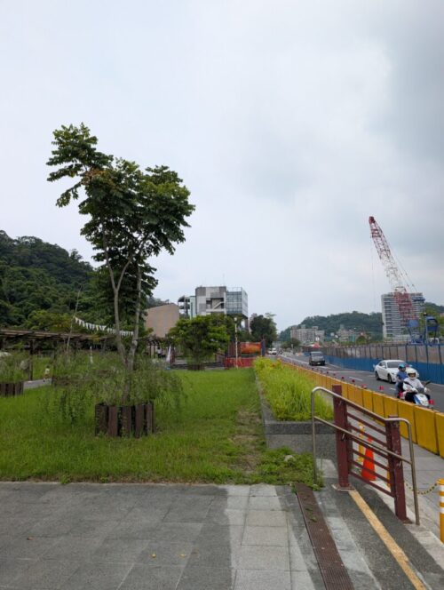 MRT動物園駅からロープウェイ動物園駅を臨む